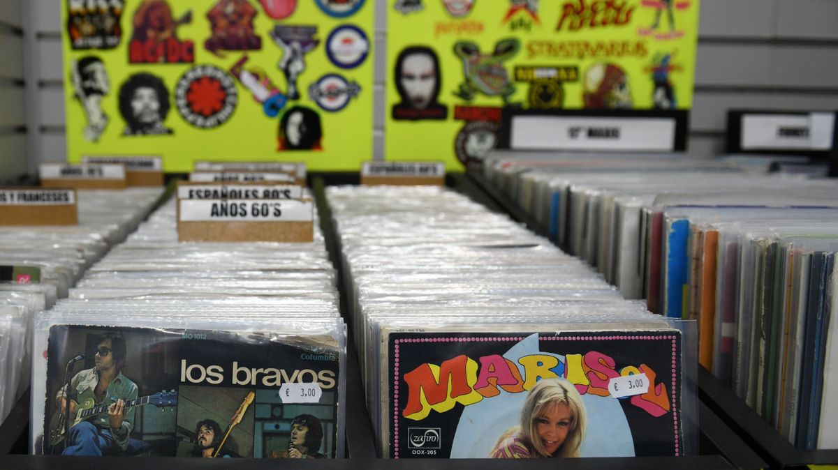 Varias vinilos en una tienda de discos de segunda mano