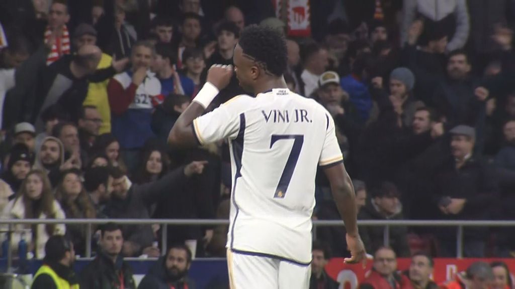 Vinicius realizó gestos de llorar al banquillo del Atlético