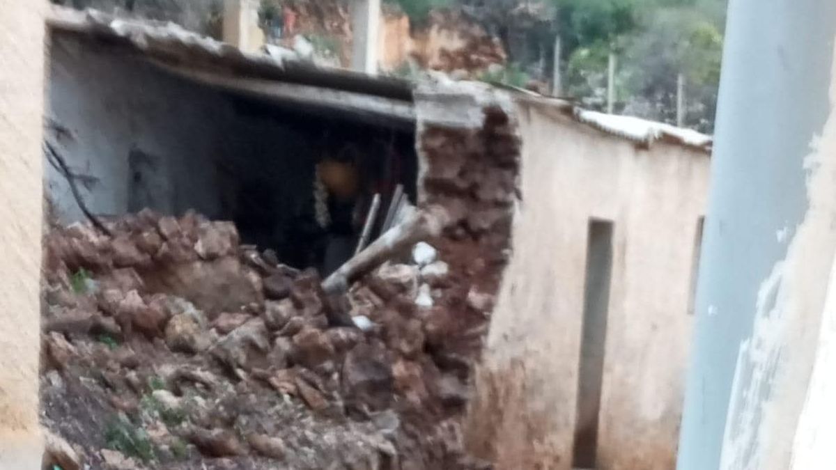 Casa destrozada por caída de enormes rocas en Lújar, Granada
