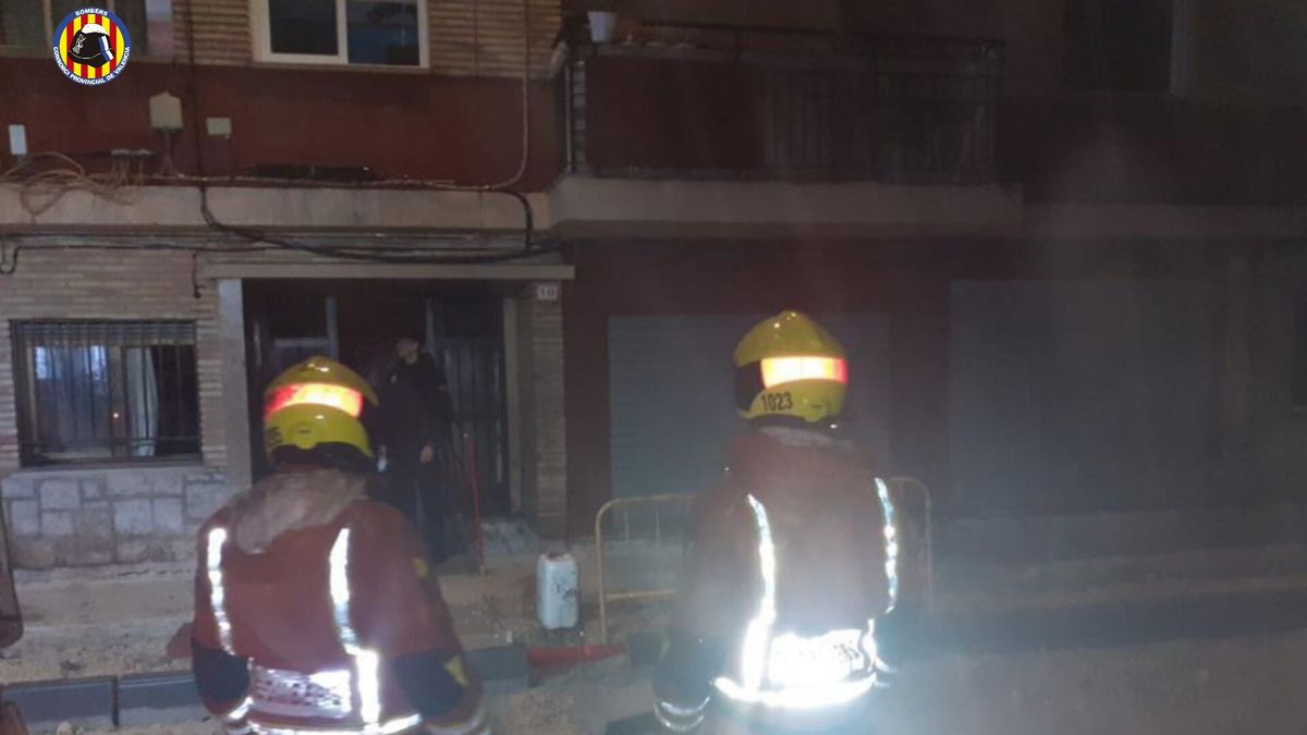 Dos bomberos en un incendio en Gandía (Valencia)