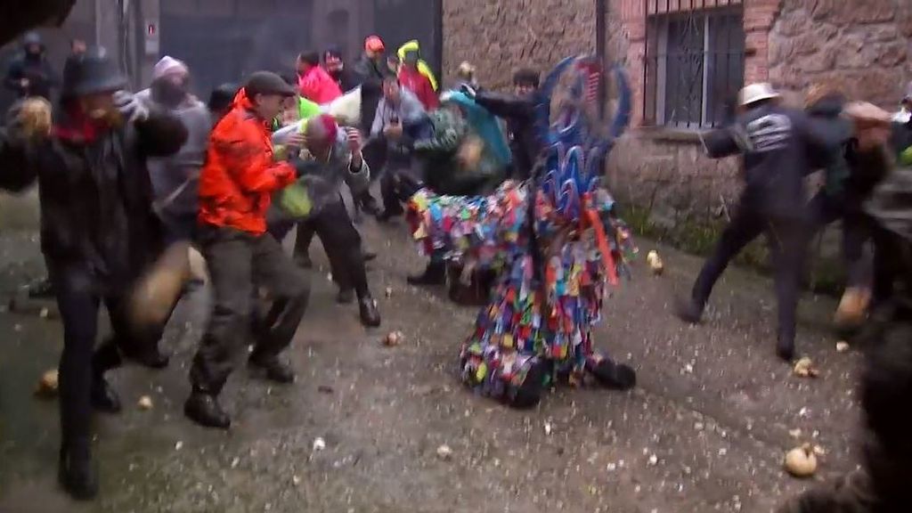 LLuvia de nabos en Piornal, Cáceres, para castigar a Jarramplas