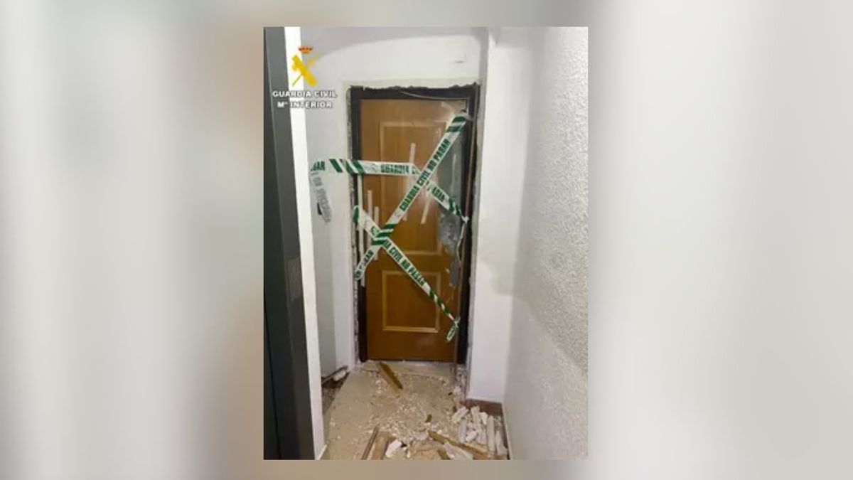 Puerta de una vivienda en Sedaví (Valencia)