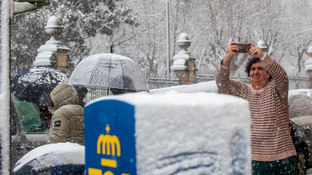 Una mujer fotografía la nevada de este viernes en Soria que provocó graves incidencias en las carreteras de la región.