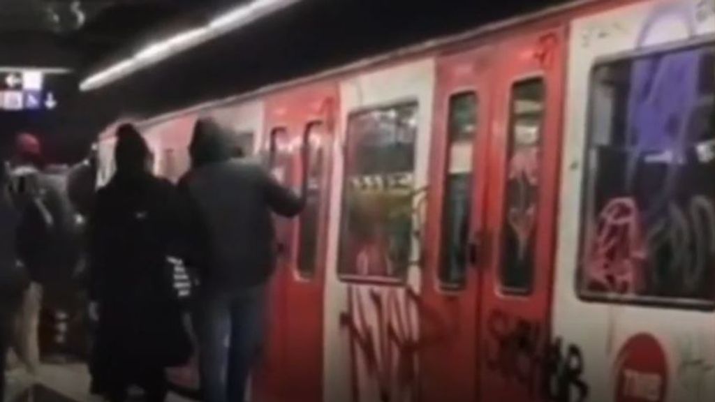 70 personas realizan pintadas vandálicas en el metro de Barcelona e interrumpen la circulación