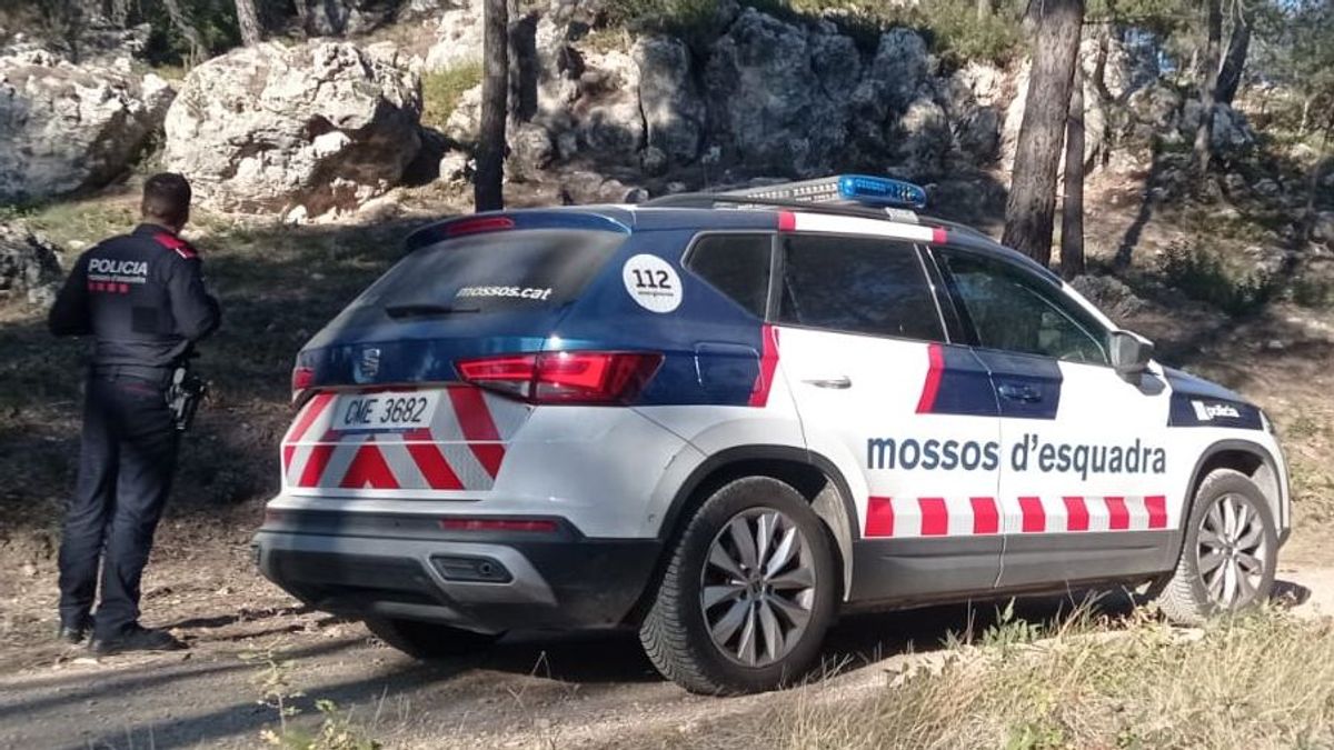 Agente y vehículo de Mossos en una zona montañosa