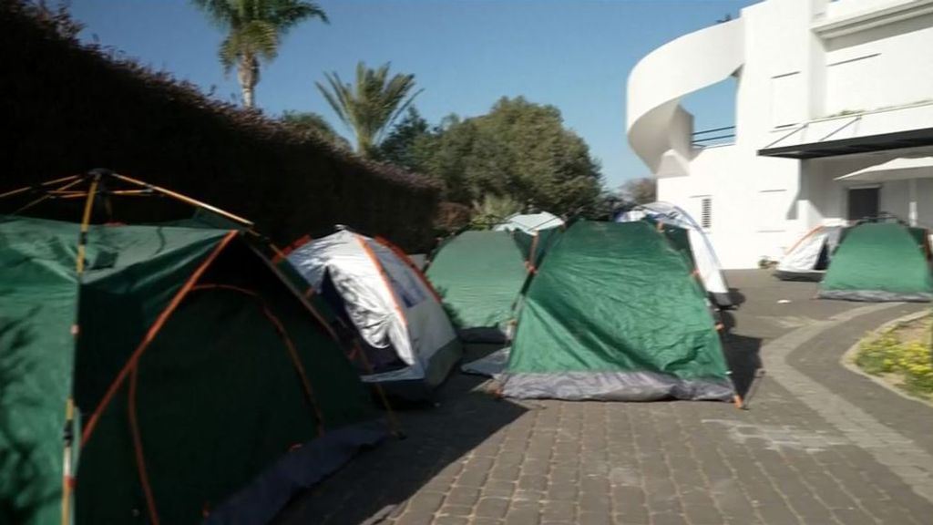 Familias de rehenes israelíes acampan frente al domicilio de Benjamin Netanyahu para exigir su liberación
