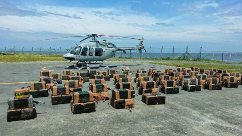 Las Fuerzas Armadas de Ecuador hallan un semisumergible con 3,2 toneladas de cocaína