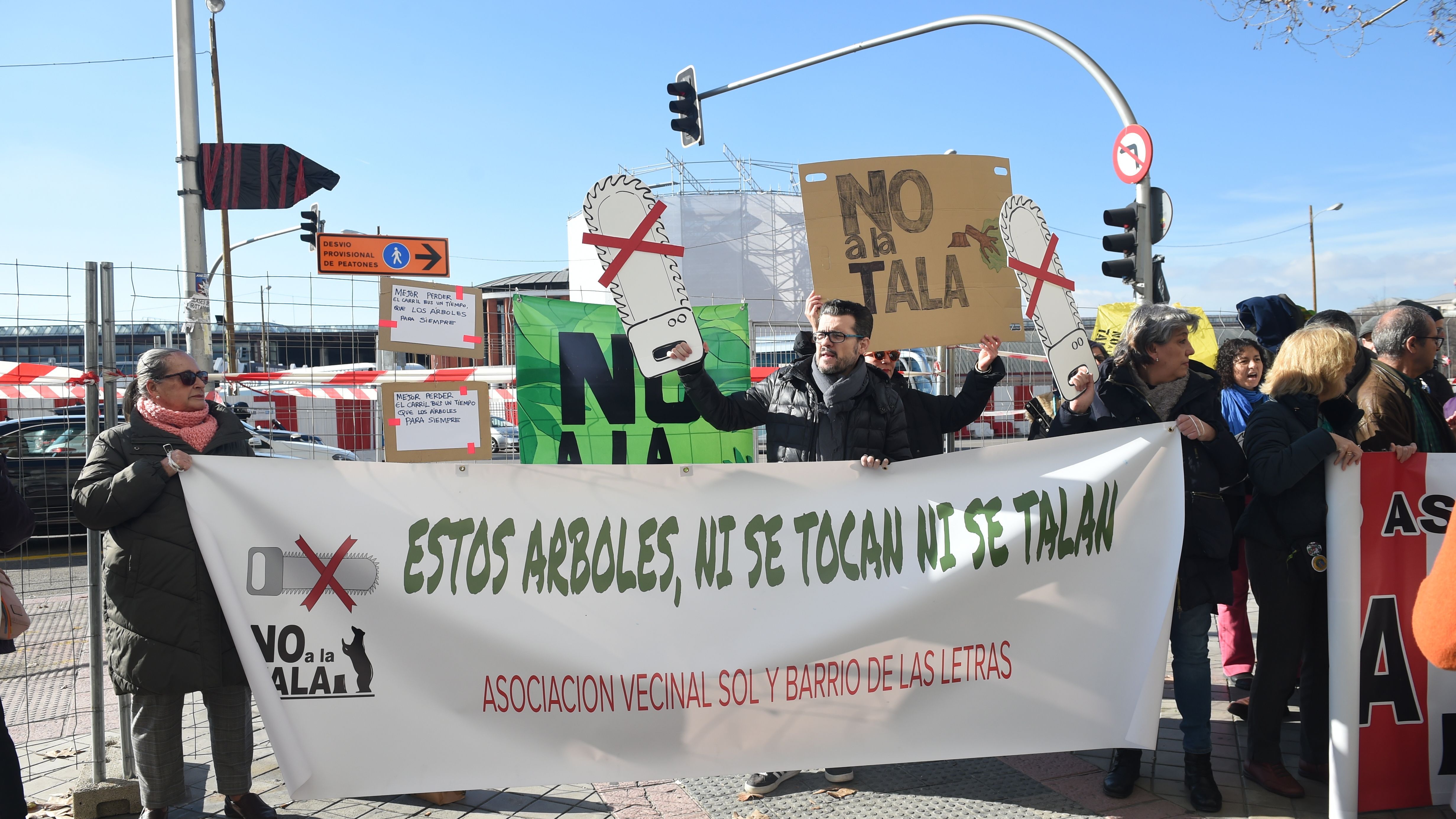 Protesta por la tala de árboles en el Paisaje de la Luz en Madrid