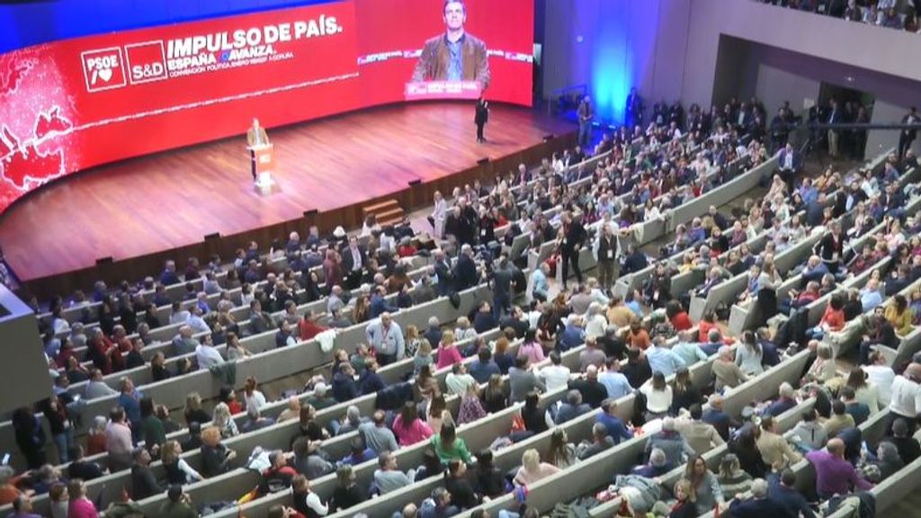 Un joven sufre una indisposición durante el discurso de Sánchez