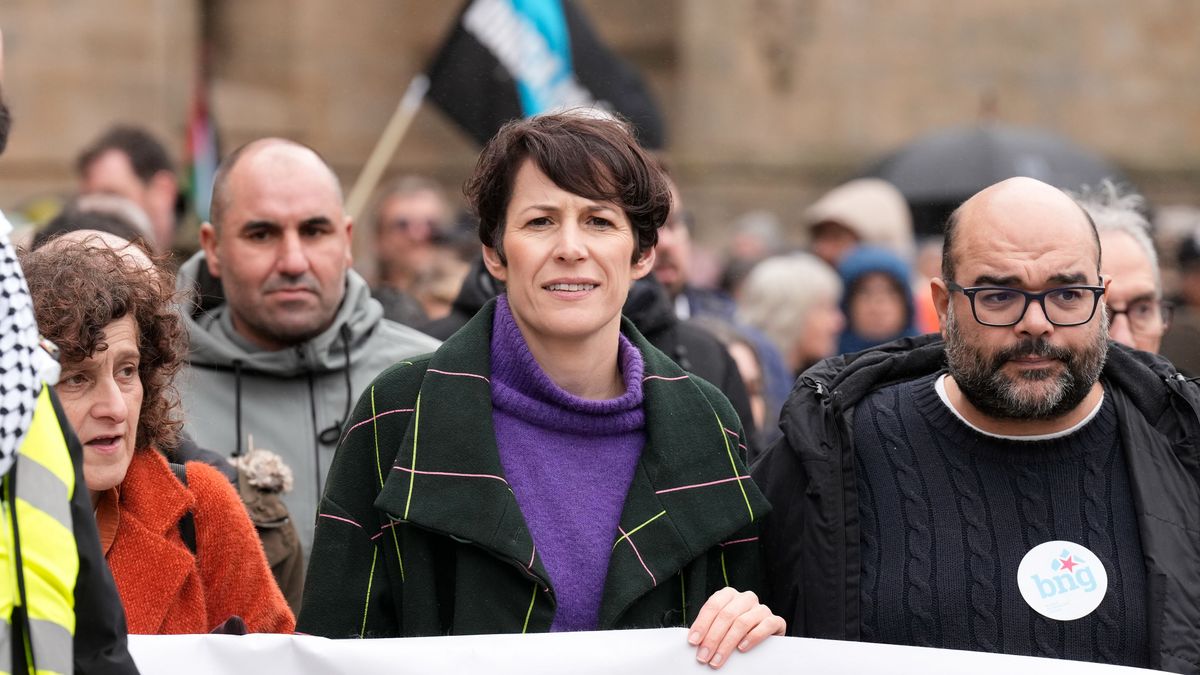 Ana Pontón, en el centro, durante la "Manifestación en defensa do mar", celebrada en Santiago de Compostela