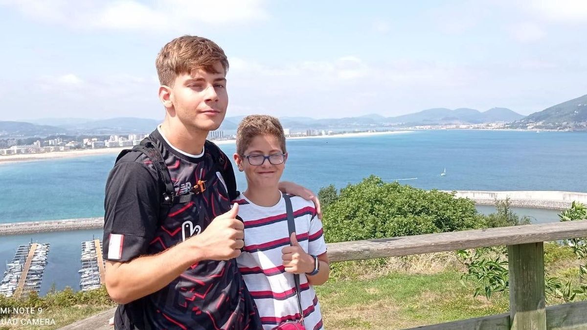 Andrés, vistiendo su camiseta del Athletic, con su hermano en su última visita al País Vasco