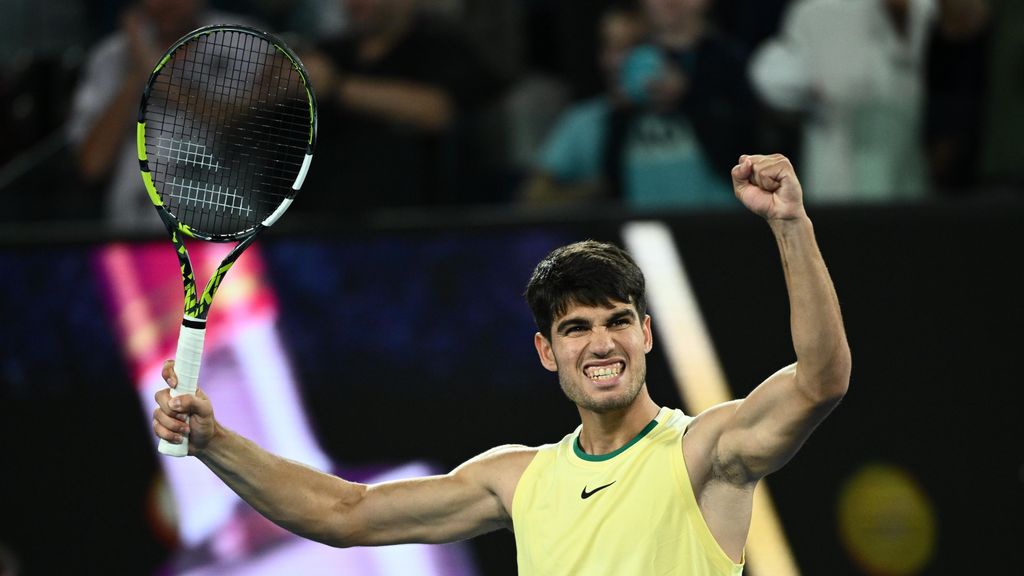 Carlos Alcaraz celebra su victoria frente al serbio Miomir Kecmanovic (6-4, 6-4, 6-0) en su duelo de octavos