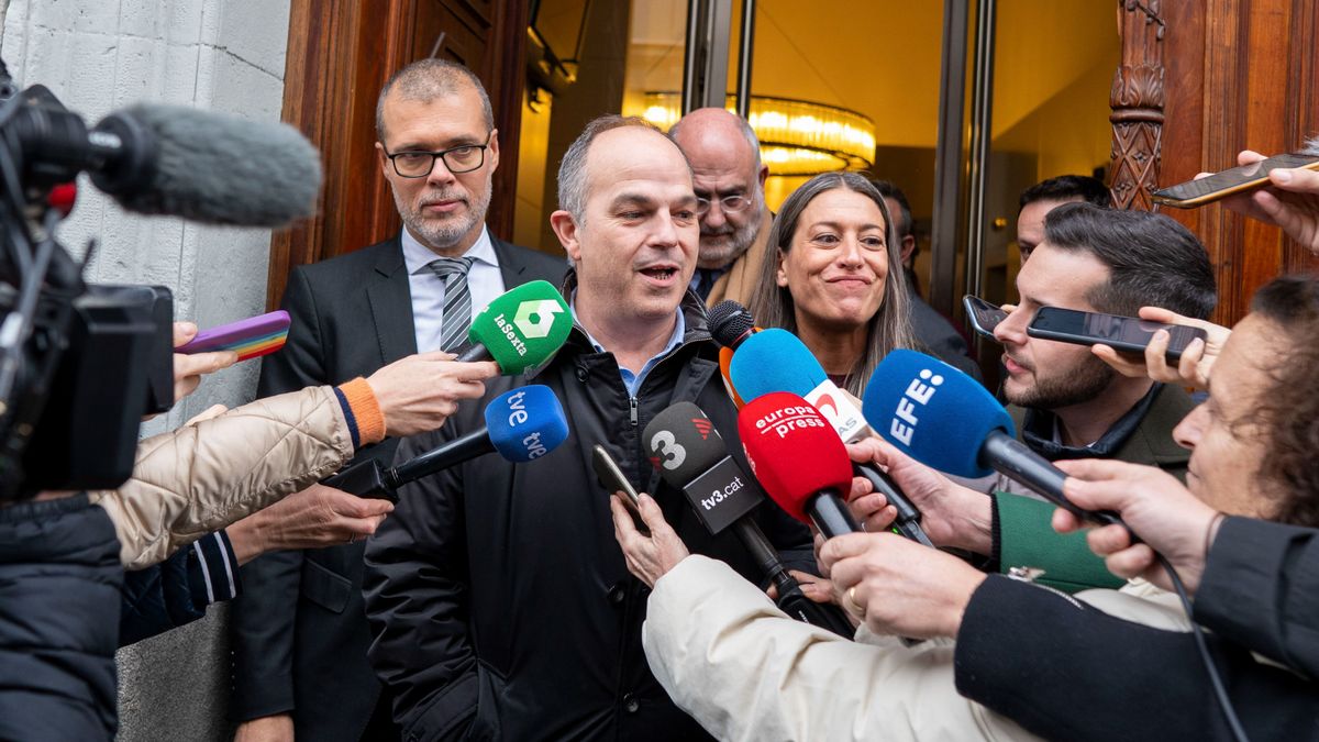 El secretario general de Junts, Jordi Turull (c-i) junto a la portavoz del partido en el Congreso, Miriam Nogueras