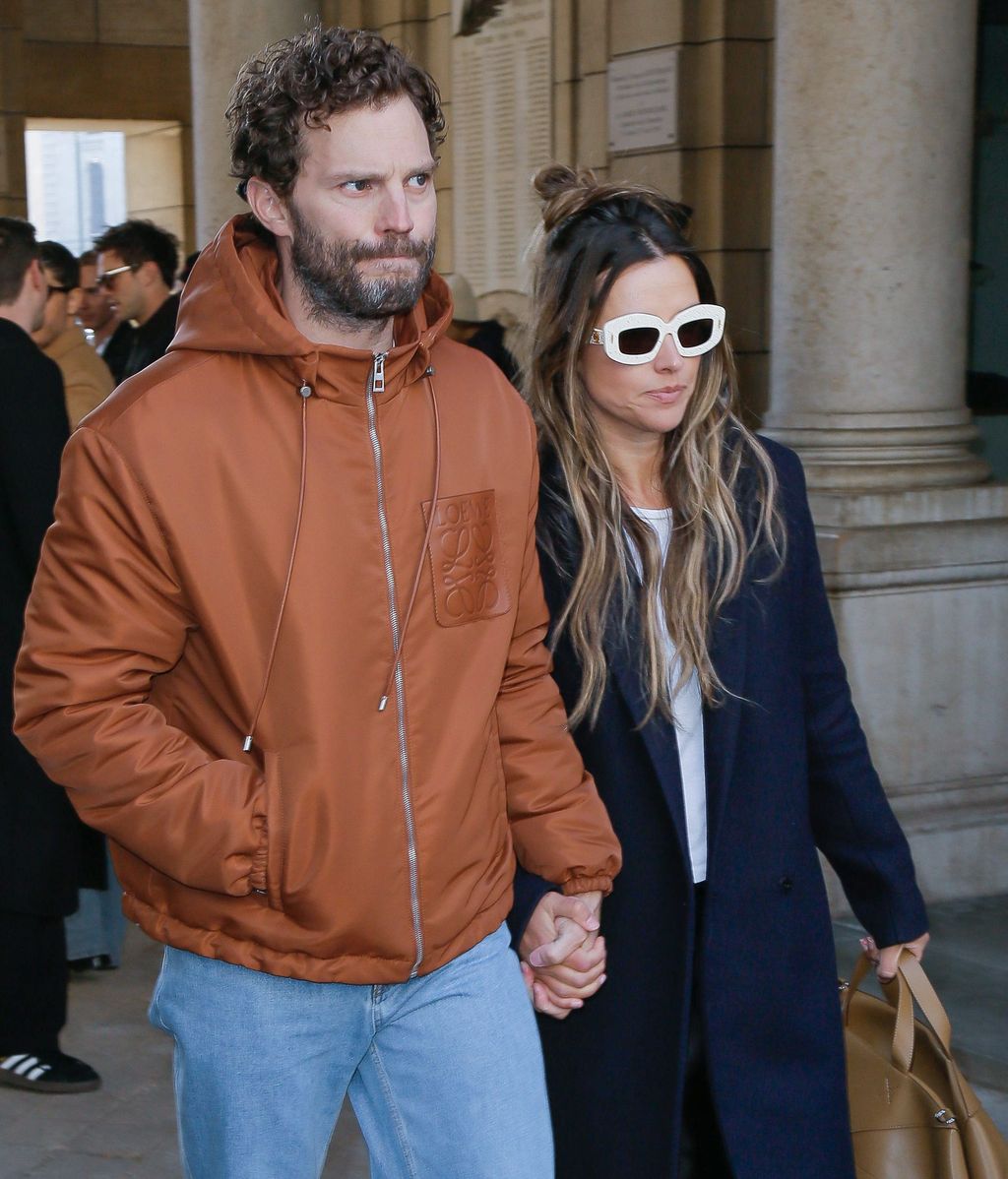 Jamie Dornan y su mujer durante el desfile de Loewe en París.