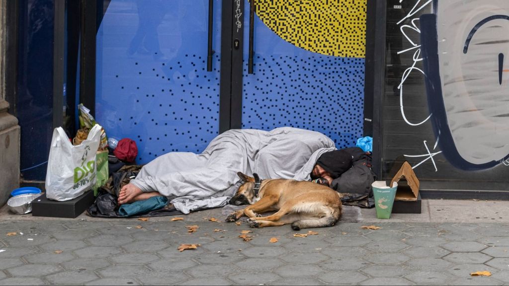 Persona sin hogar con mascota