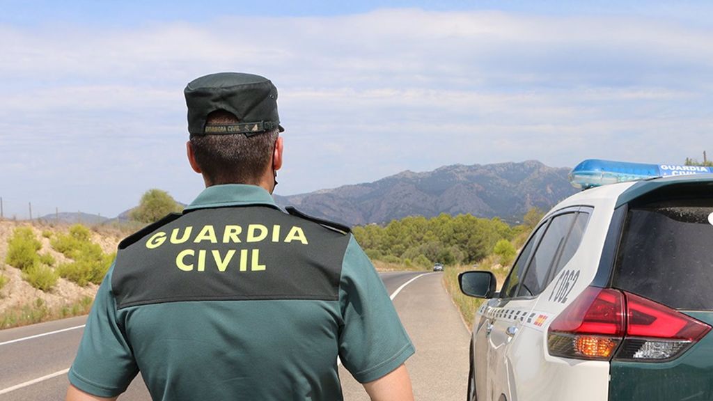 Un agente de la Guardia Civil junto a un vehículo en una carretera.
GUARDIA CIVIL
(Foto de ARCHIVO)
01/1/1970