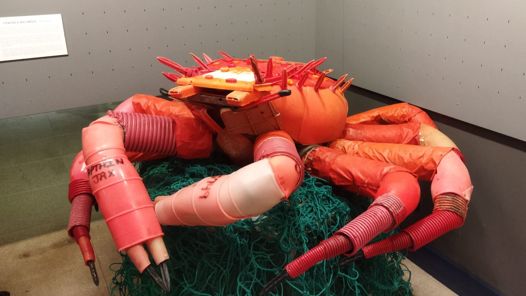 Esta centolla, de unos 80 kilos de peso, fue creada a partir de boyas, restos de trajes de marineros y tubos de canalización  de obra