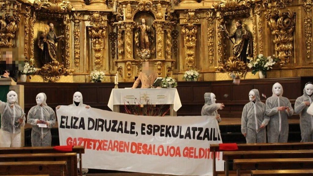 Los jóvenes portaron una pancarta en la que en euskera podía leerse "Iglesia avariciosa, especuladora".