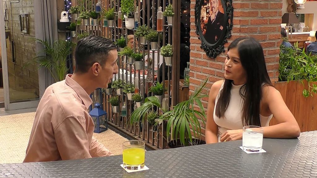 Marc sorprende a su cita con su voz de tenor y los tesoros de Mérida en ‘First Dates’: “Hay un Mercadona, un Día…”