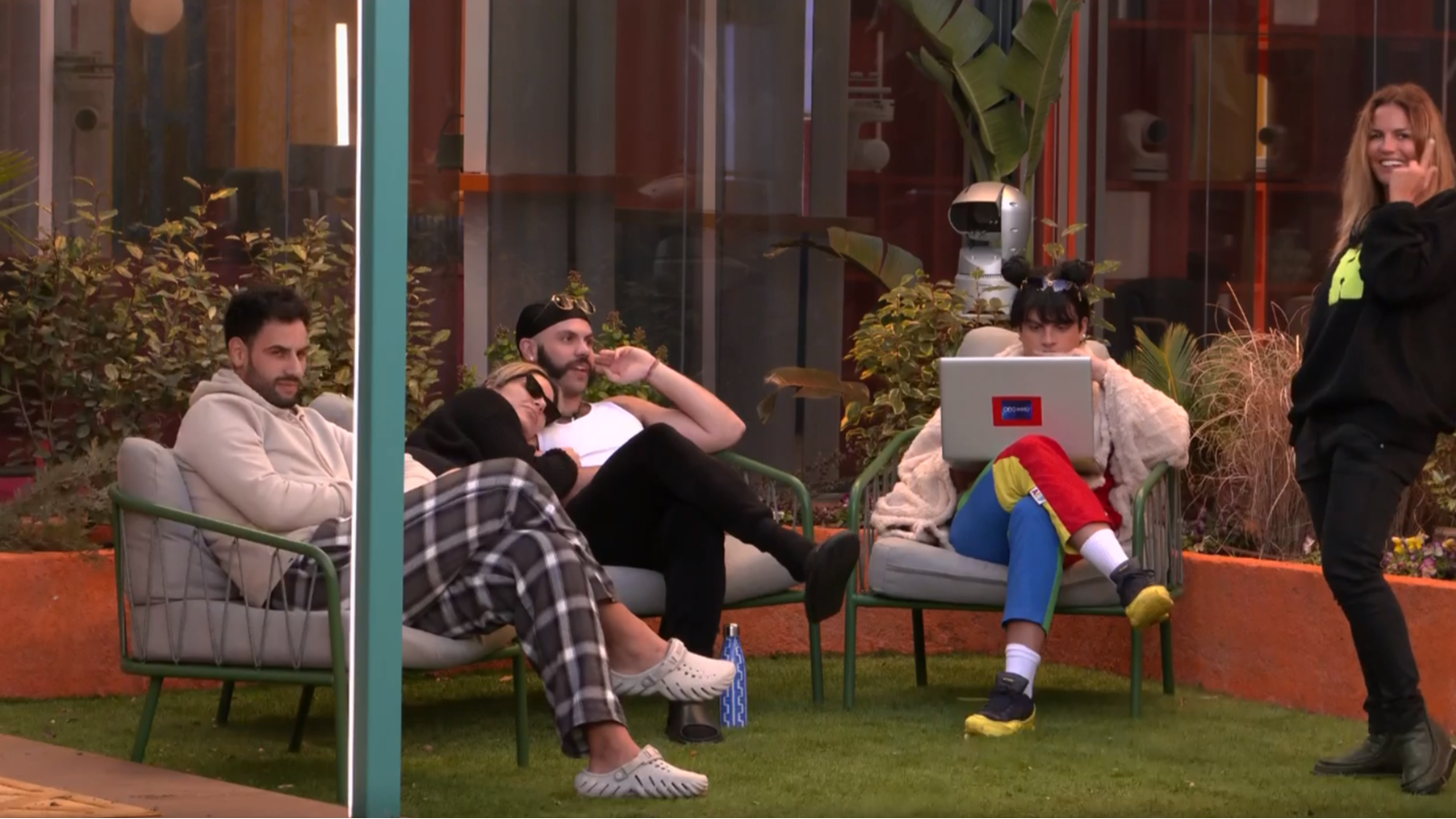 Marta y Asraf hablan de la tele