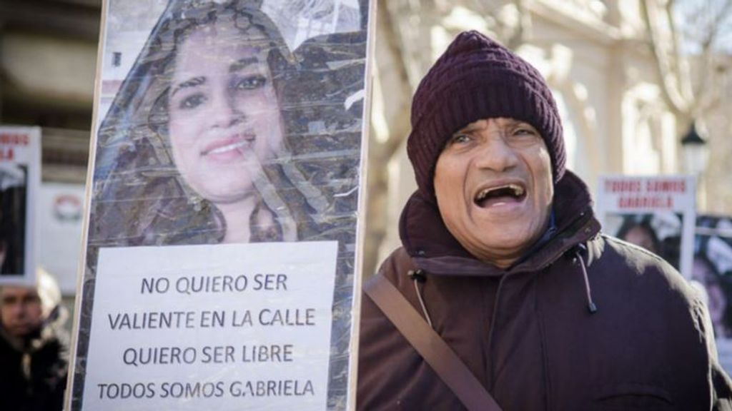 Más de un centenar de personas recorre Pamplona en apoyo a la búsqueda de Gabriela Reyes