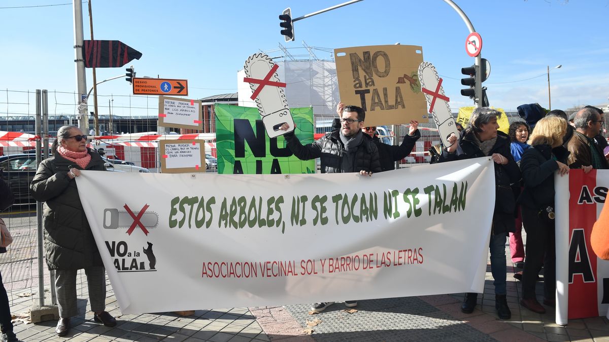 Protesta vecinal ante el comienzo en Atocha de las talas de arbolado por la ampliación de la línea 11 de Metro