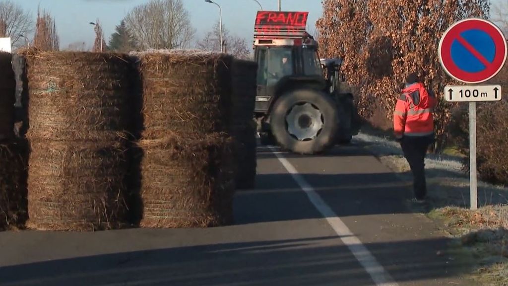 Un vehículo ha saltado el corte de la carretera en Francia y se ha empotrado contra uno de los fardos matando a la mujer y a su hija de 14 años