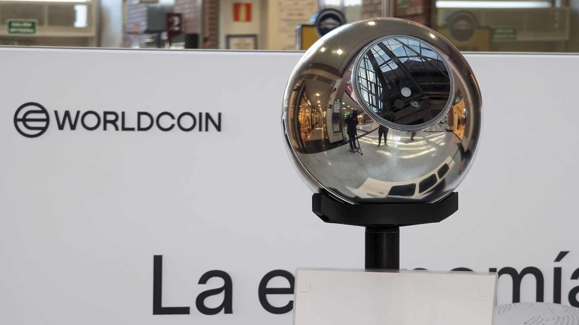 Una de las esferas que te hace la lectura de iris, en Bilbao