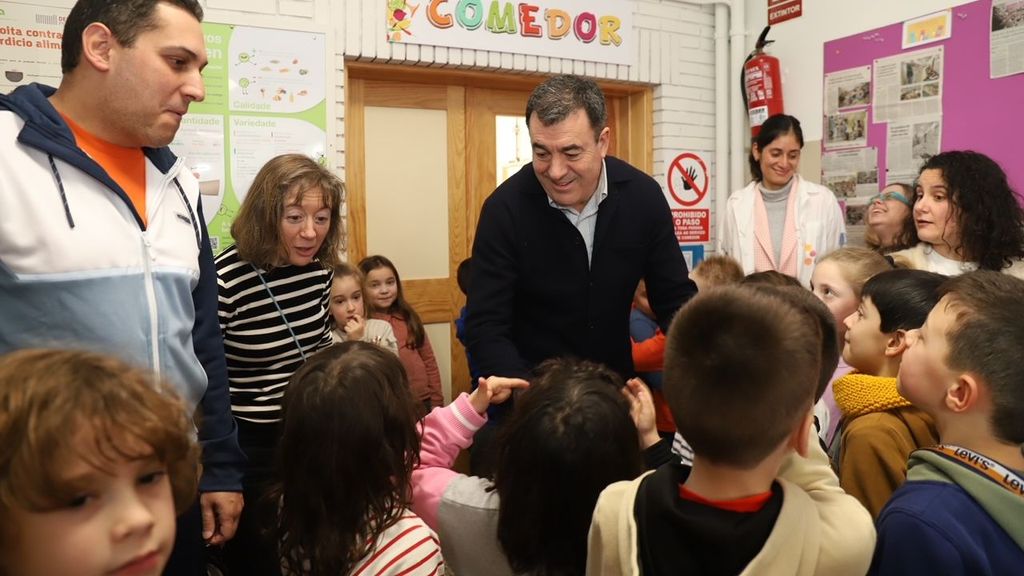 El conselleiro de Educación ha aprovechado la visita al centro para reivindicar la 'tolerancia cero' ante el acoso y el ciberacoso