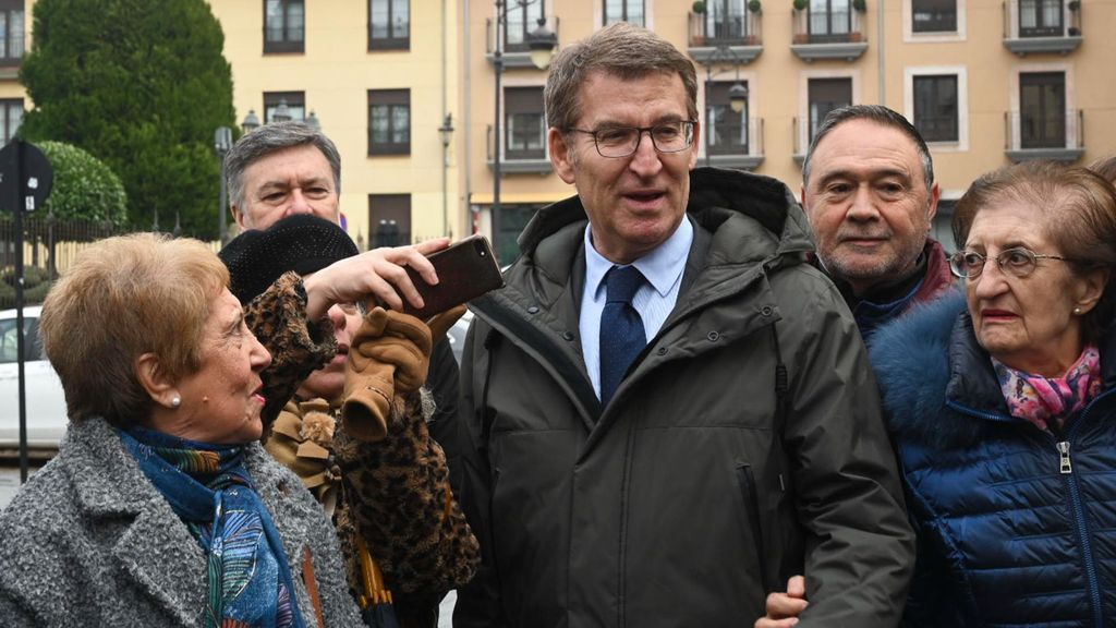 El presidente del PP, Alberto Núñez Feijóo, a su llegada a un coloquio sobre Educación este miércoles en León