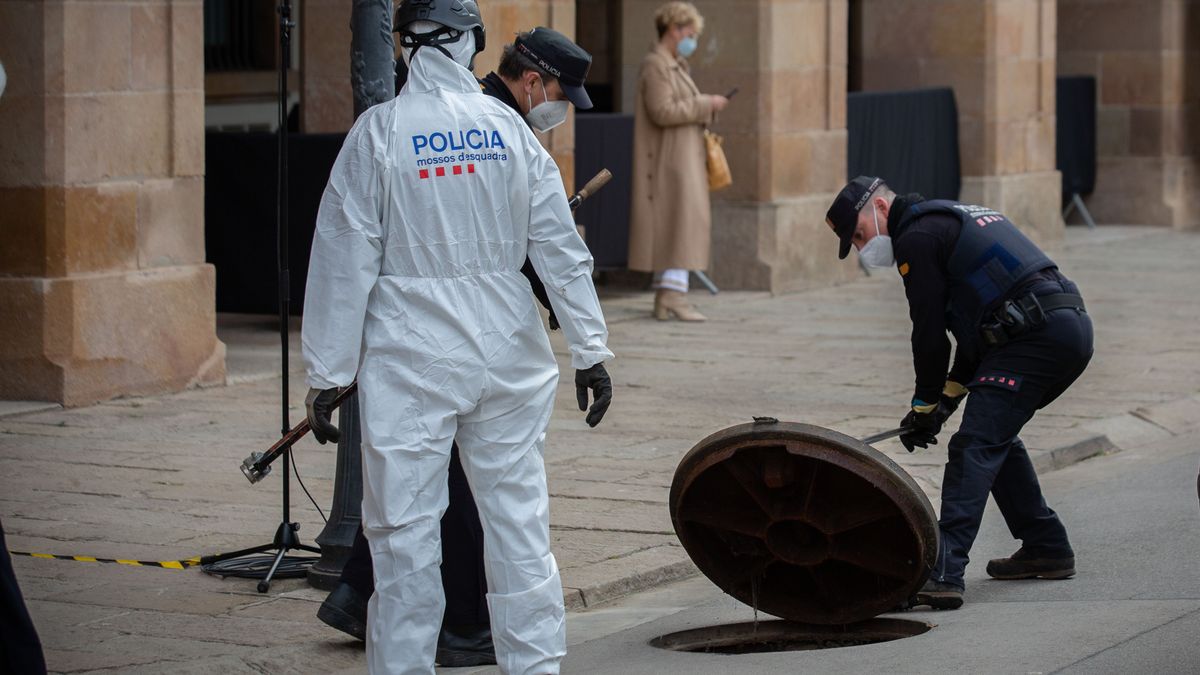 Imagen de archivo de varios policías inspeccionado una alcantarilla en Barcelona