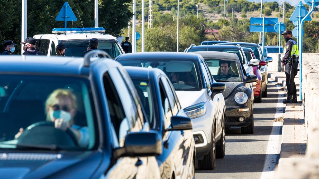 La policía se acercó porque ejercía de aparcacoches y les saltó el aviso de dos órdenes previas de detención