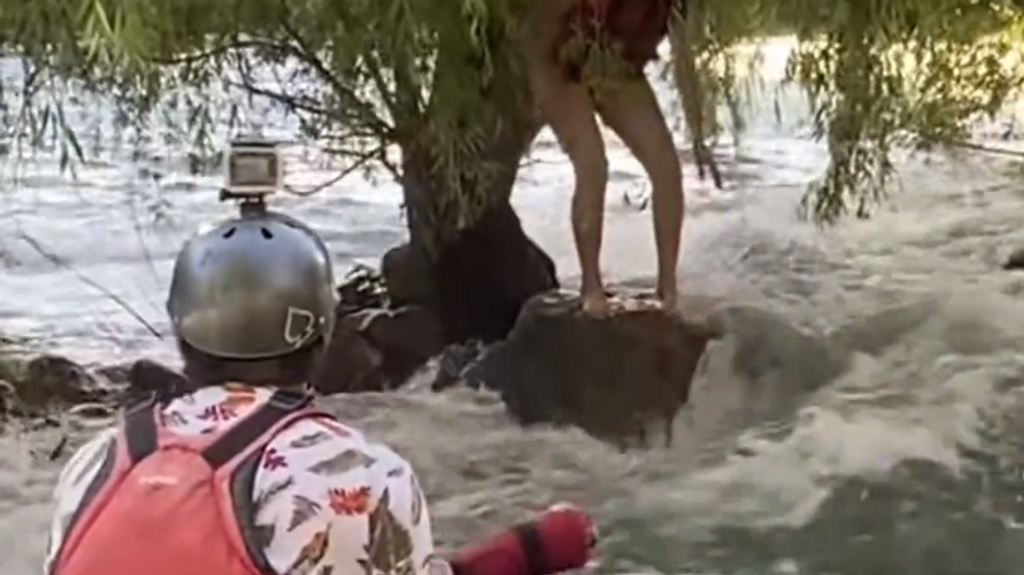 El agónico rescate de una mujer que cayó a un río mientras hacía rafting en Argentina