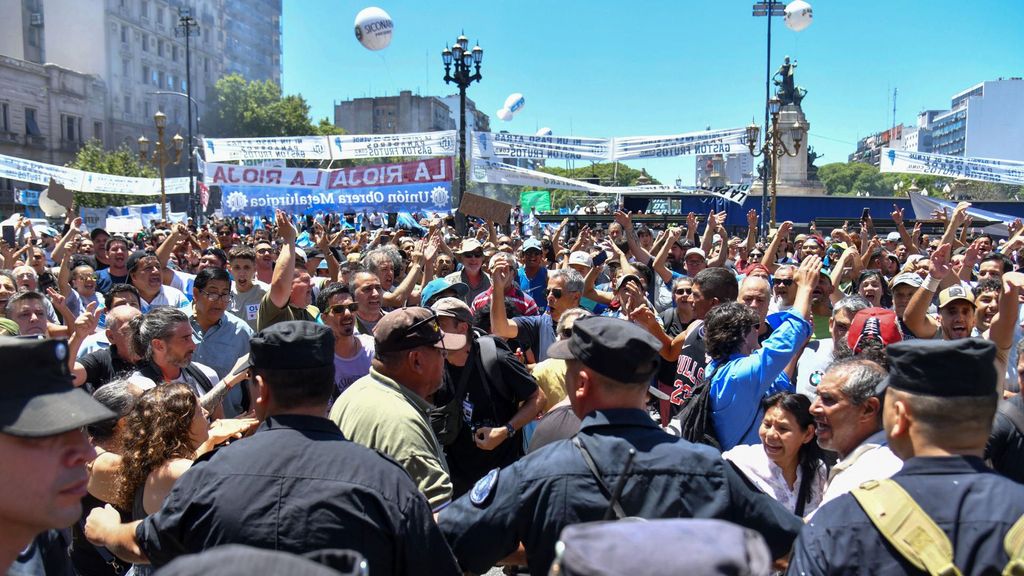El presidente Milei se enfrenta a la primera huelga general convocada por los principales sindicatos