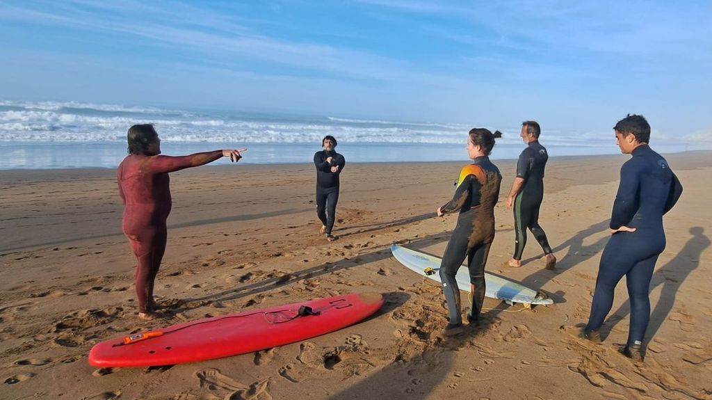 Varios surfistas practican en la playa los tres tipos de rescate más frecuentes