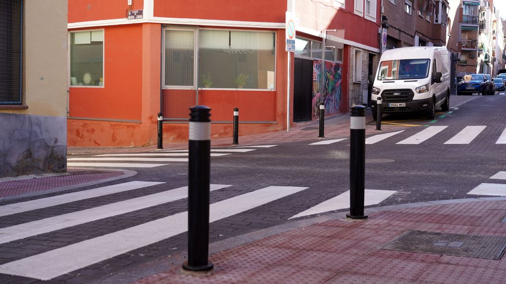 Aceras más anchas y niveladas con la calzada para hacer más accesibles las calles de Tetuán