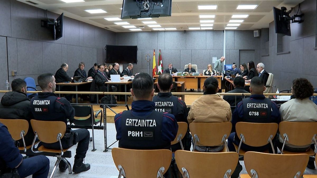 Algunos de los procesados de espaldas durante la última sesión