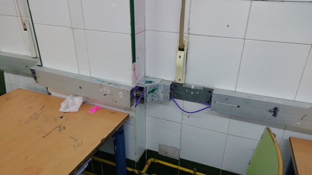 Estado de las aulas del instituto, con cables sueltos y suciedad