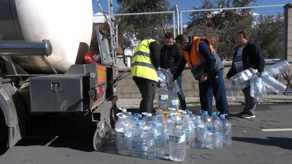 Garrafas de cinco litros para recoger agua de un camión cisterna en Córdoba