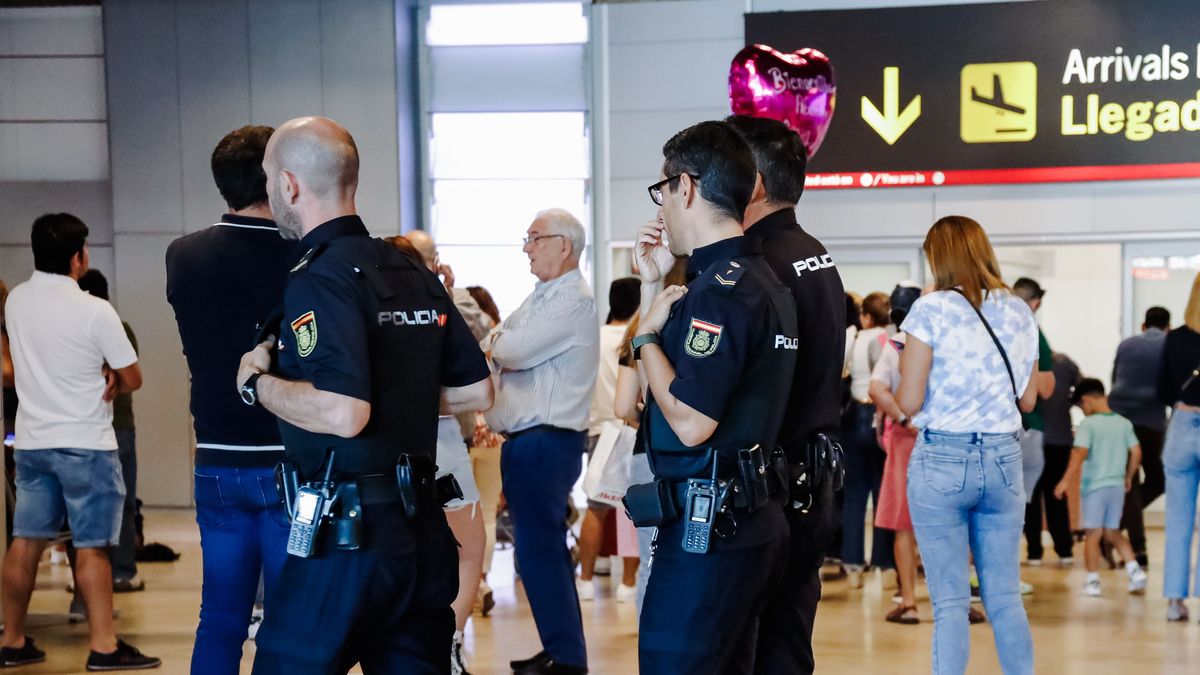 Interior habilita una cuarta sala en Barajas para solicitantes de asilo y la Policía asume la limpieza