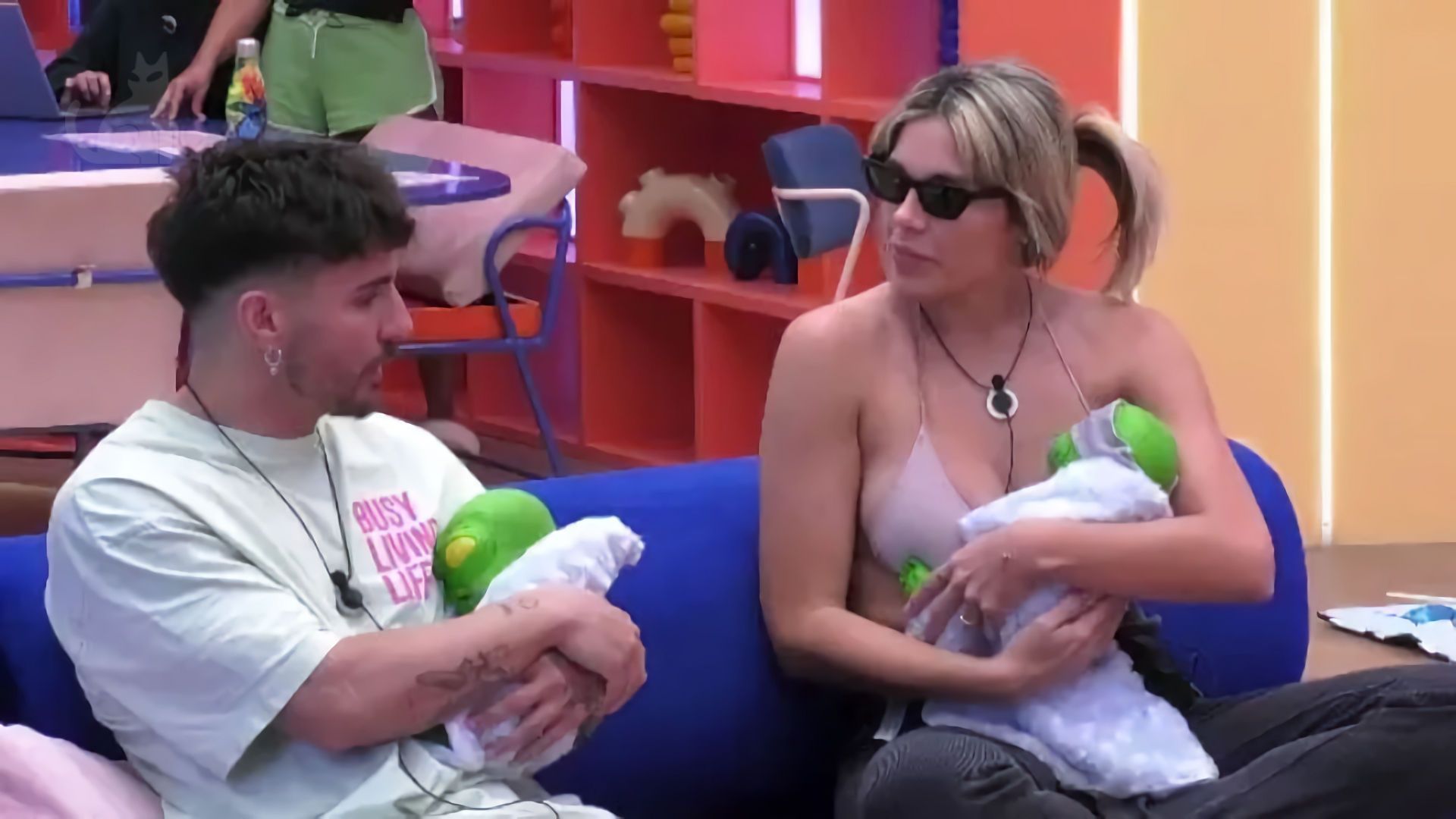 Manuel González se acerca a hablar con Ivana Icardi