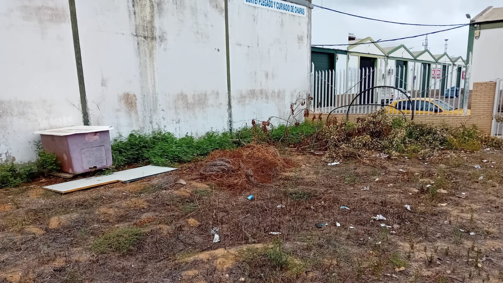 Parcela de maleza junto a las aulas modulares