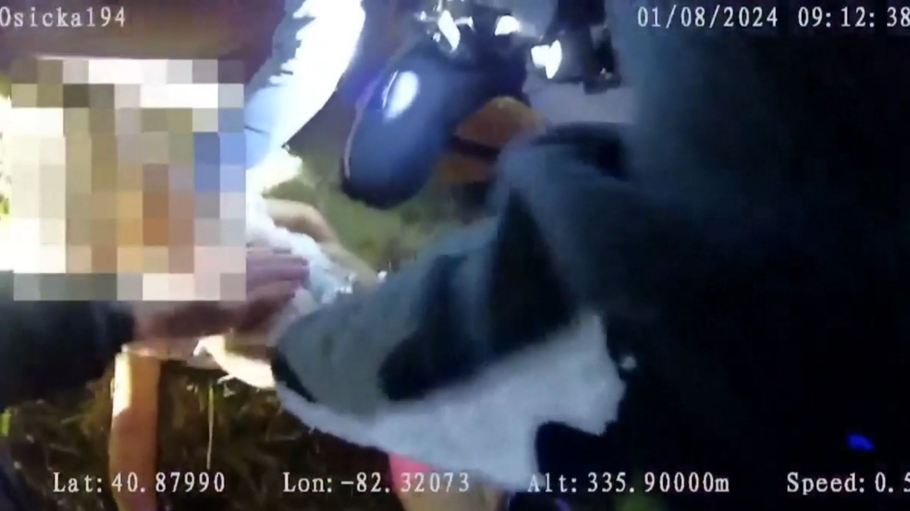 Un policía de EEUU salva a una niña de tres años inconsciente tras caer y darse un fuerte golpe en la cabeza