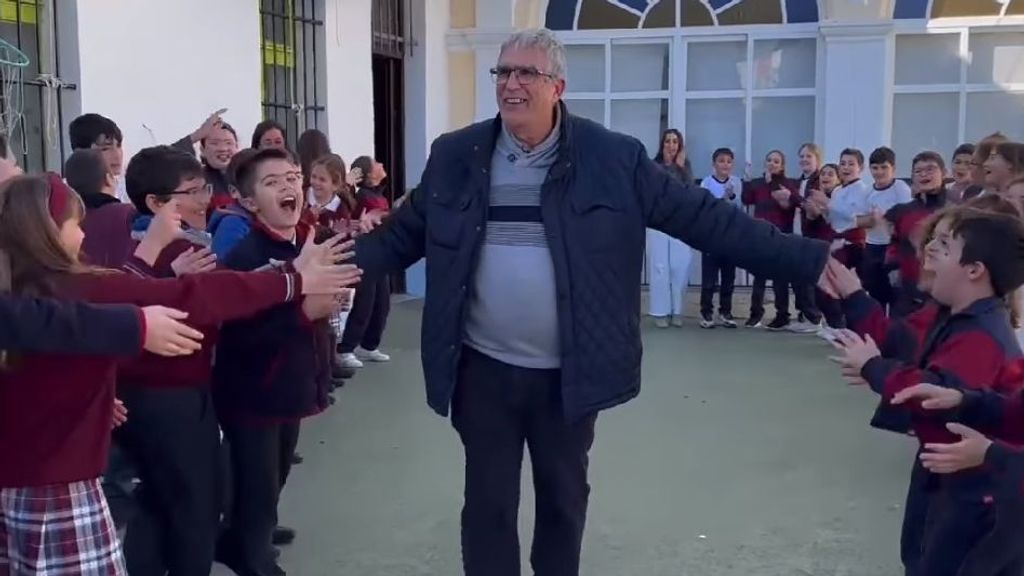 Un profesor jubilado recibe una emotiva despedida de sus alumnos