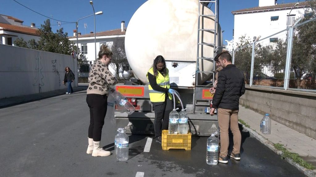 Vecinos recogen agua de un camión cisterna en El Viso (Córdoba)