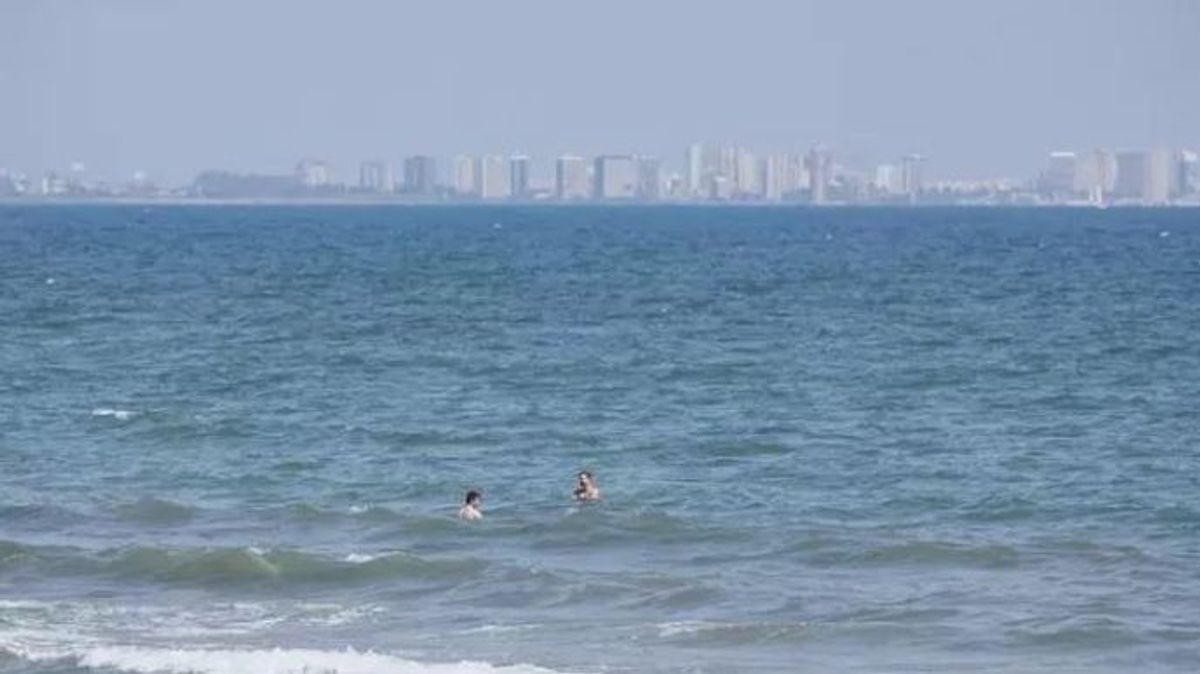 Activan el plan de contaminación marina por un vertido a unos 16 kilómetros de la costa de Valencia