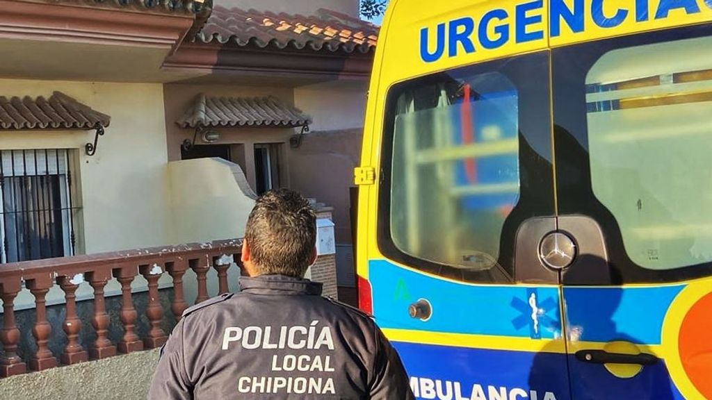 Agente de la Policía Local de Chipiona junto a una ambulancia