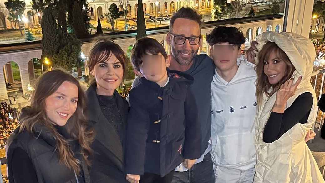 Álvaro Muñoz Escassi junto a su familia.