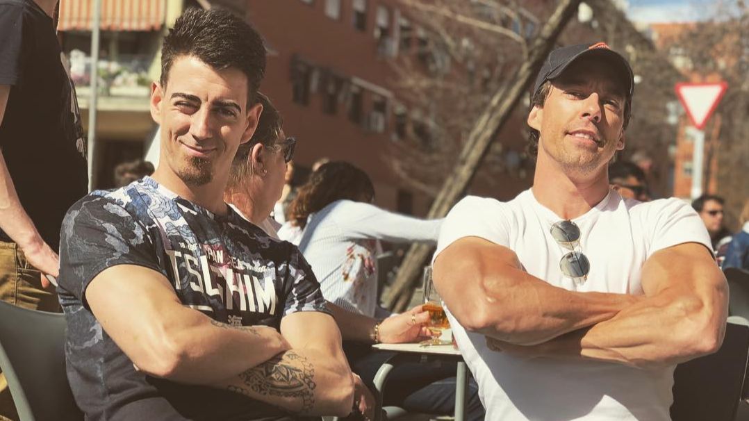 Así es el hermano del actor Adrián Lastra