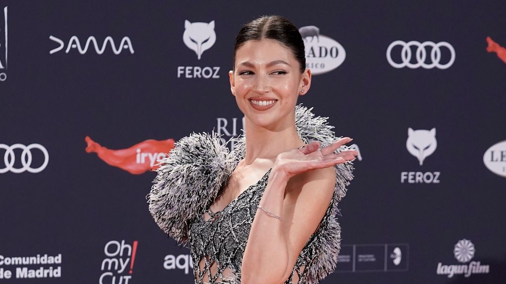 Así ha posado la actriz Úrsula Corberó en la alfombra roja de los Premios Feroz 2024